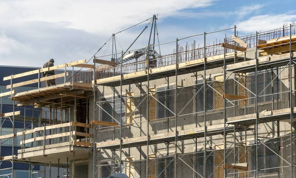 Jak budowa domów szkieletowych wpływa na środowisko?