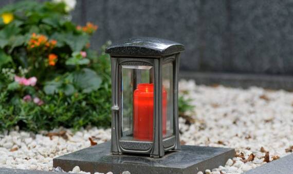 Jakie materiały są używane do produkcji dużych zniczy na cmentarz?