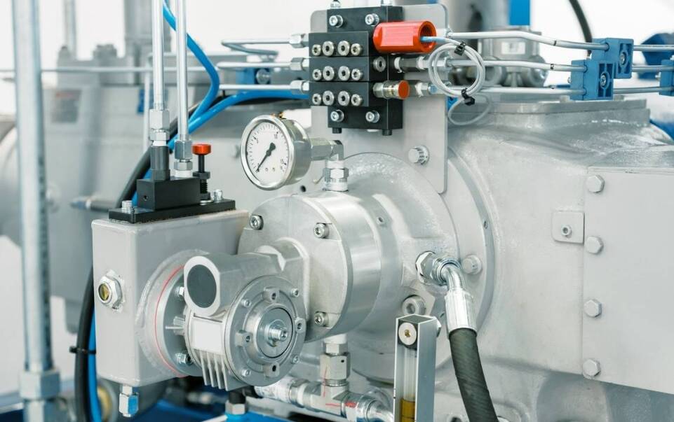 Zasilacze hydrauliczne a ich rola w automatyzacji procesów produkcyjnych