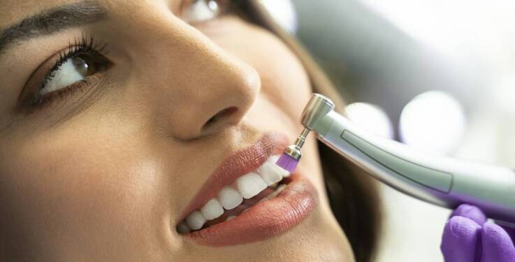 Dlaczego warto zdecydować się na piaskowanie zębów w ramach rutynowej kontroli?