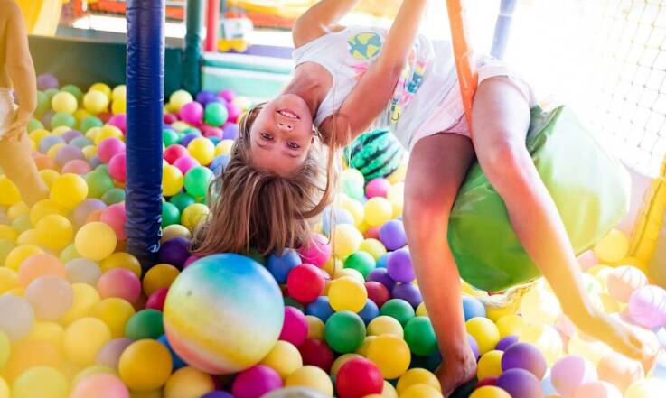 Park trampolin dla starszych dzieci i młodzieży – co warto wiedzieć?