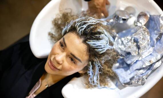 Koloryzacja włosów jako sposób na wyrażenie siebie - inspiracje dla klientów