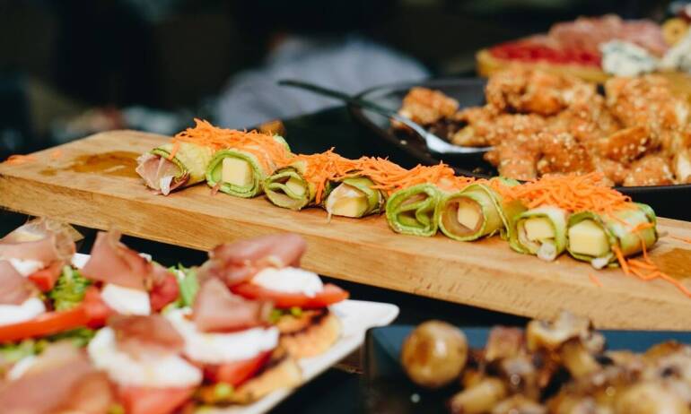 Jak dostosowujemy obiady dla firm do pory roku i sezonowych składników?