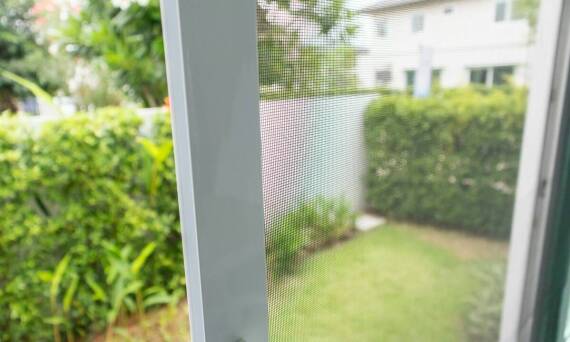Zalety stosowania moskitier w domach z tarasami i ogrodami