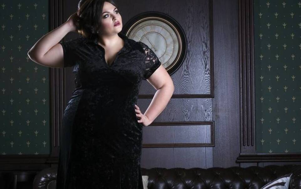 Wypożyczalnia sukien wieczorowych: jak znaleźć idealną kreację plus size?