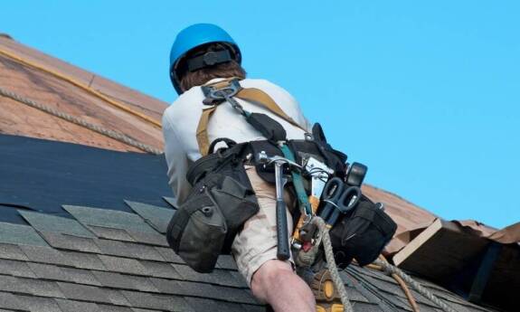 Dlaczego warto wynająć podnośnik nożycowy do prac dekarskich?