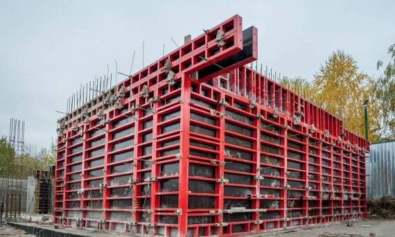 Bezpieczeństwo i wytrzymałość – kluczowe cechy desek szalunkowych