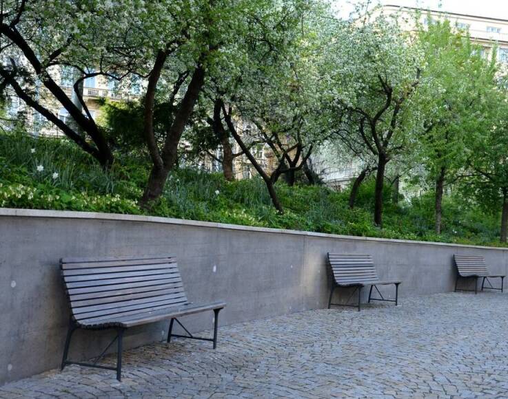 Ławki ogrodowe plastikowe – stylowy dodatek do każdego ogrodu