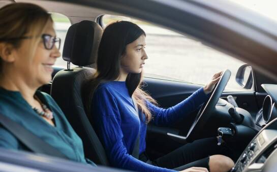 Jakie są różnice między nauką teoretyczną a praktyczną w kursie prawa jazdy kat B?