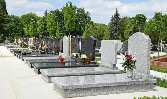 Zalety granitu w produkcji nagrobków – co oferuje kamieniarz z Kobyłki?