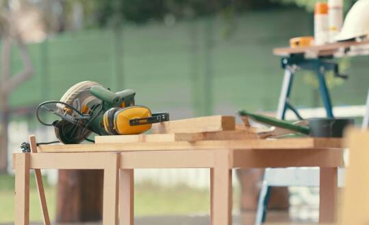 Jakie materiały wybrać do montażu ogrodzeń na nierównym terenie?