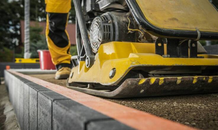 Kładzenie płytek na dużych powierzchniach – jakie techniki stosują eksperci?