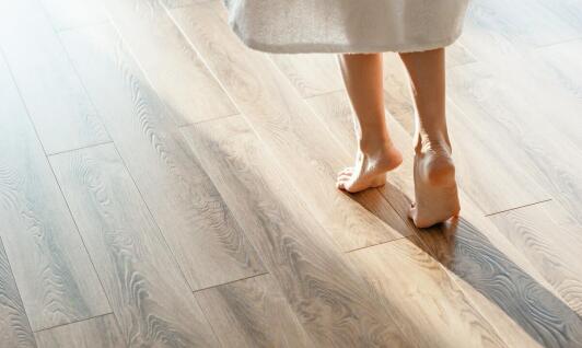 Podłogi drewniane a komfort użytkowania – co warto wiedzieć?