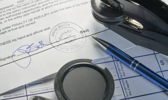 Jakie konsekwencje prawne niesie za sobą poświadczenie dziedziczenia przez notariusza?