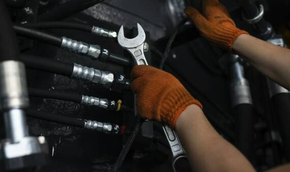Jak serwis doosan radzi sobie z naprawami hydrauliki siłowej w koparkach?