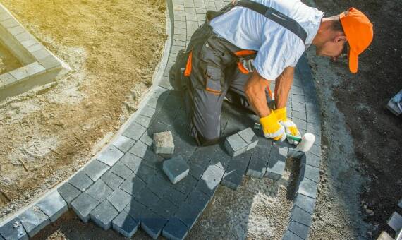 Jakie czynniki wpływają na trwałość nawierzchni z kostki brukowej?