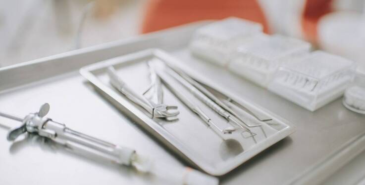 Chirurgia stomatologiczna: Jak dentysta przeprowadza ekstrakcje zębów mądrości?