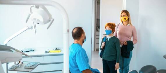Jakie są najczęstsze pytania pacjentów podczas wizyty w pogotowiu stomatologicznym?