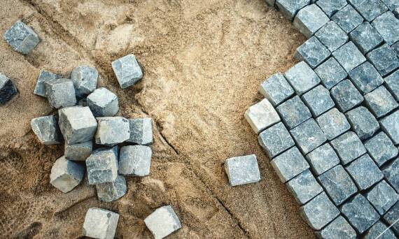 Jak przygotować podjazd pod układanie kostki brukowej?