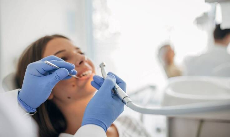 Jak piaskowanie zębów może poprawić stan Twojej jamy ustnej?