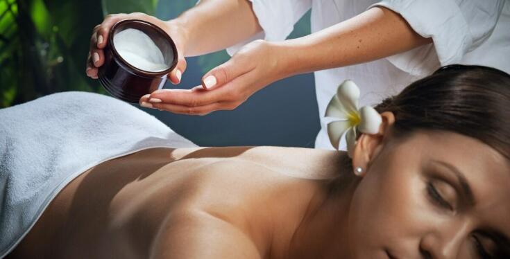 Ciepło i relaks – jak masaż gorącymi olejkami wpływa na ciało i umysł?