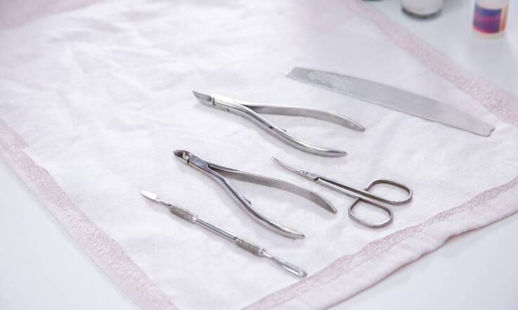 Rodzaje pędzelków do paznokci i ich zastosowanie w manicure i pedicure