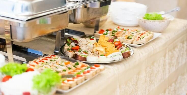 Jak catering raciborz może ułatwić organizację posiłków w biurze?