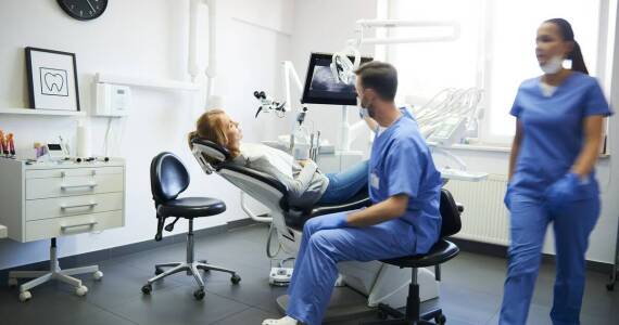 Jakie zabiegi stomatologiczne oferuje MedSpot dla osób starszych?