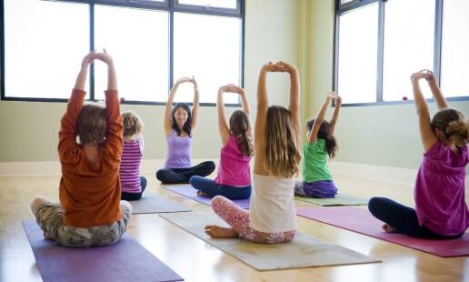 Dlaczego warto uczestniczyć w zajęciach jogi na łonie natury?