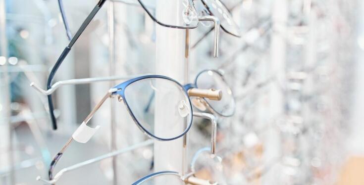 Wybór okularów korekcyjnych a kształt twarzy – co warto wiedzieć?