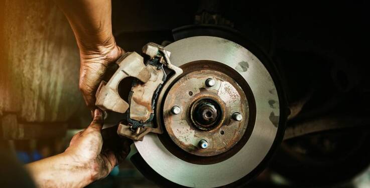 Kiedy należy rozważyć wymianę układu hamulcowego w samochodzie?