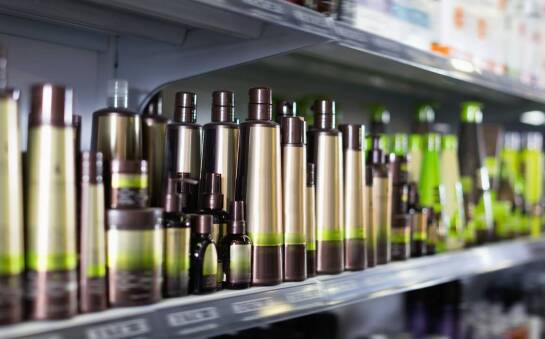 Proces aplikacji peruki męskiej przyklejanej: co warto wiedzieć przed wizytą w salonie