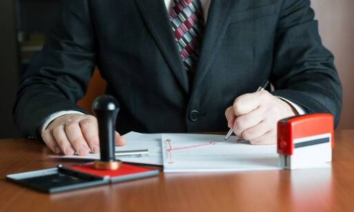 Jakie są korzyści z korzystania z usług notariusza przy tworzeniu umów deweloperskich?