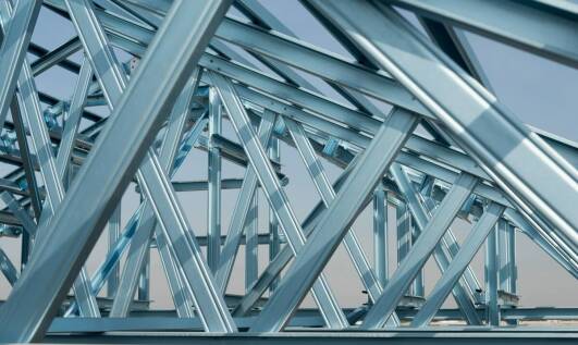 Zalety stosowania powłok lakierniczych w konstrukcjach stalowych