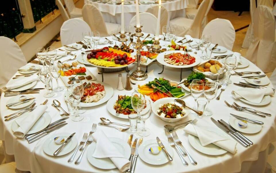 Rola profesjonalnej obsługi kelnerskiej w cateringu eventowym