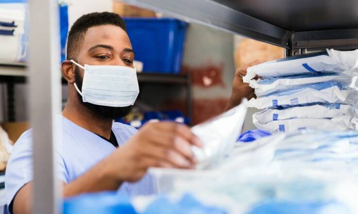 Jakie korzyści niesie ergonomiczny krój odzieży medycznej?