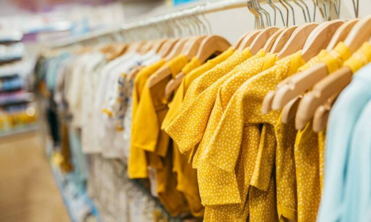 Jakie dodatki najlepiej komponują się z T-shirtami dziecięcymi tie dye?