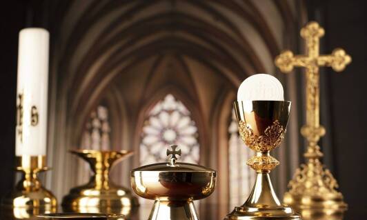 Mosiądz, miedź czy brąz? Wybór materiału do produkcji monstrancji