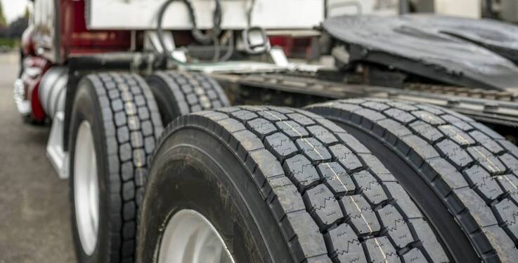 Opony ciężarowe tanie: jak uniknąć najczęstszych błędów przy zakupie?