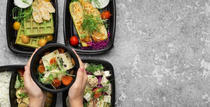 Przewodnik po menu taniej diety pudełkowej: co znajdziesz w ofercie?