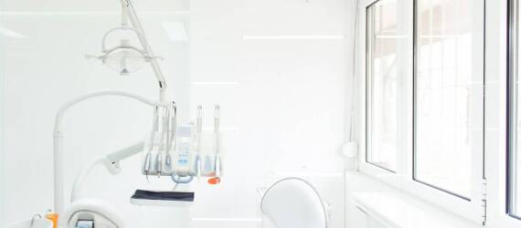 Protetyka zębowa: Jakie są korzyści dla pacjentów z brakami w uzębieniu?