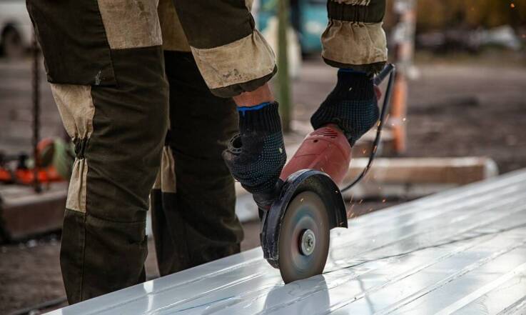 Kucie betonu jako element przygotowania terenu pod nowe inwestycje