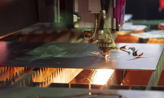 Porównanie kosztów cięcia laserowego z innymi metodami obróbki