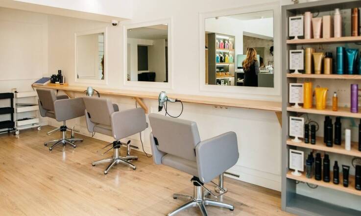 Rola fryzjera w poprawie kondycji włosów – porady ekspertów