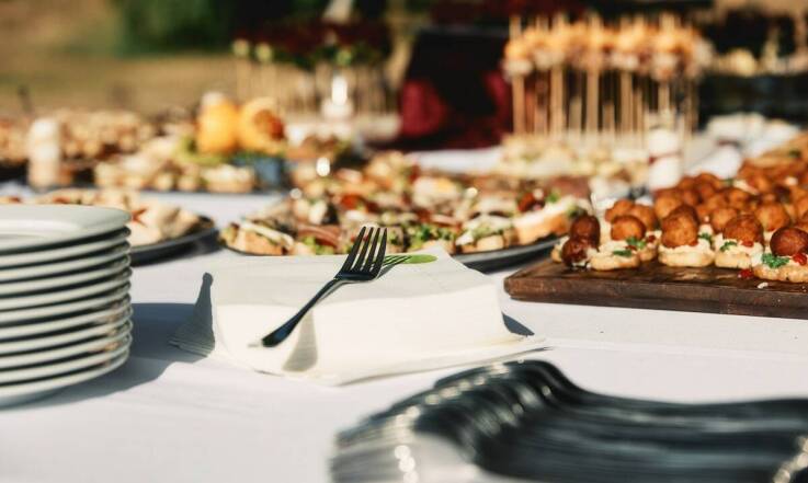 Jak catering małopolska może ułatwić organizację dużych eventów plenerowych?