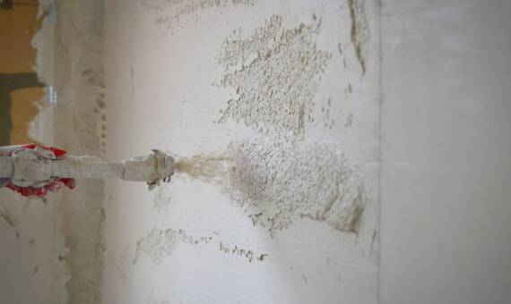 Jakie są korzyści z zastosowania izolacji natryskowych w halach sprzedażowych?