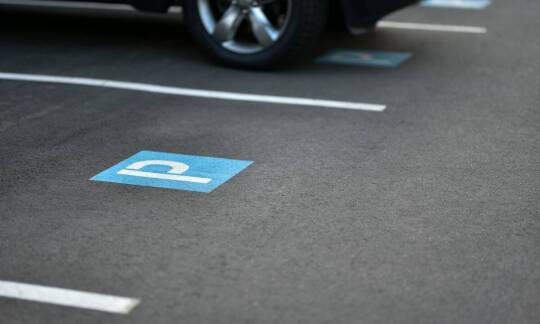 Jak wybrać najlepszy parking przy lotnisku dla podróżujących służbowo?