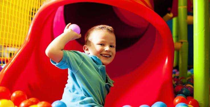 Wynajem areny paintballowej – co warto wiedzieć przed rezerwacją?