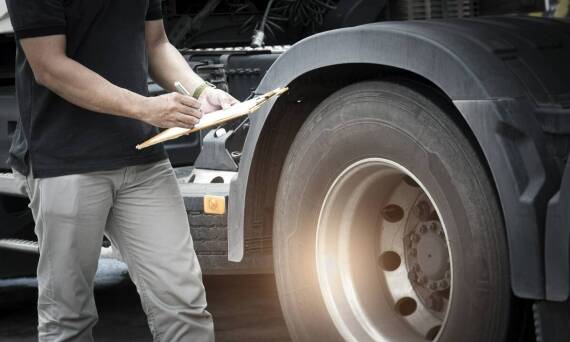 Jakie są najważniejsze elementy wpływające na bezpieczeństwo przewozów autokarowych?