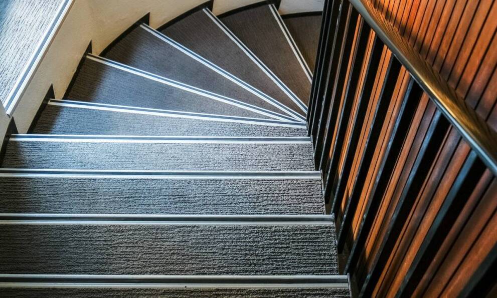 Kamienny dywan jako innowacyjne wykończenie schodów w nowoczesnych wnętrzach